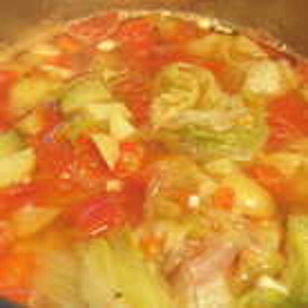 Добавляем базилик (количество смотрите по вкусу, я взяла щепотку), томатную пасту и бульон или горячую воду. Доводим до легкого кипения и готовим на среднем огне 20 минут (или до мягкости овощей).  