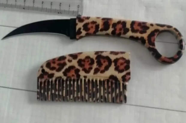 В Екатеринбурге женщина пришла в военный суд с ножом-расчёской