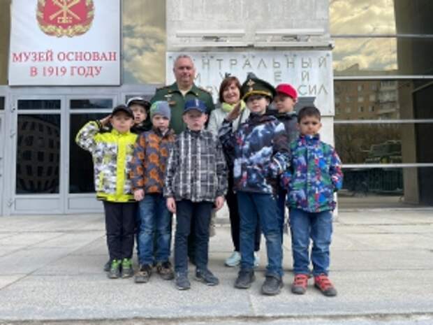 Сотрудники Главного военного следственного управления Следственного комитета Российской Федерации организовали для детей экскурсию