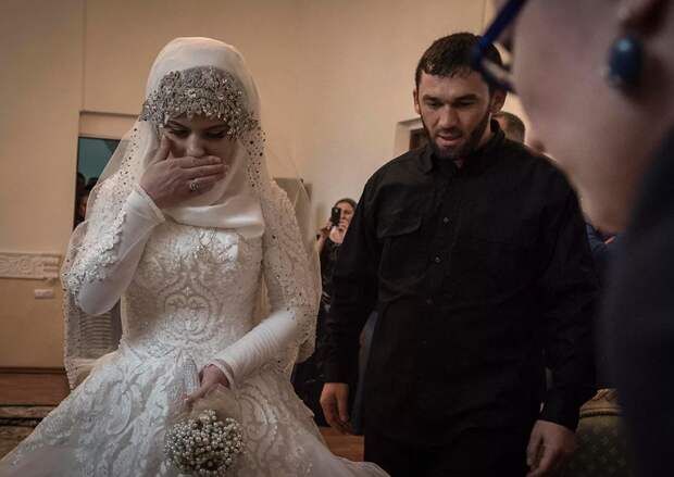 Печальная история, а может быть и нет, произошла 6 лет назад в Чечне. Этот скандал прогремел на всю страну. Бедная маленькая девочка, которой 17 лет, выходила замуж за старого начальника РОВД.-4