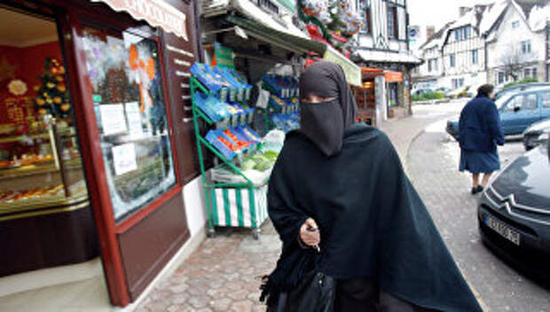 Девушка в мусульманской одежде во Франции. Архивное фото