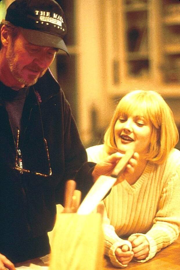 Уэс Крэйвен и Дрю Бэрримор на съемках "КРИК" (Scream) 1996. Фотографии со съёмок, актеры, кинематограф, режиссеры