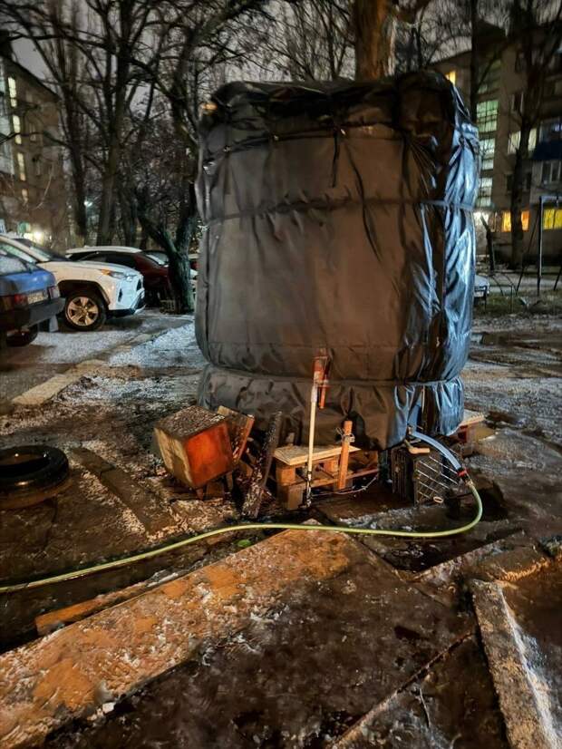 Донецк, Марии Ульяновой 53а, доступ к бочке с водой перекрыл некий житель этого