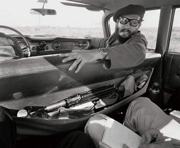 Кастро дает интервью, сидя в американском Oldsmobile. Гавана, июль 1964 года Фидель Кастро, авто