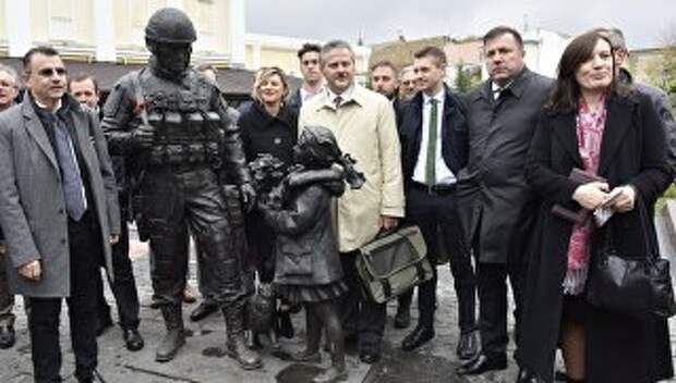 Депутаты региональных советов и представители делового сообщества Италии фотографируются у памятника Вежливым людям в Симферополе