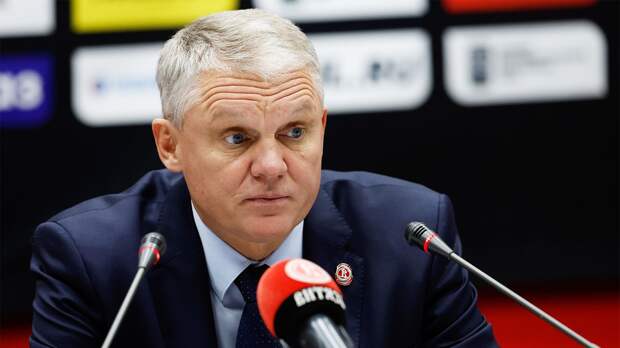 Тренеру «Авангарда» Завьялову рассекли голову шайбой в матче со «Спартаком»