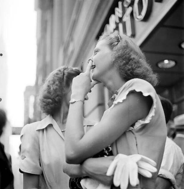Женщина смотрит, как рисуют биллборд, 1947 life, Стэнли Кубрик, звезды, знаменитости, режиссеры, фотограф, фотографии, юность гения