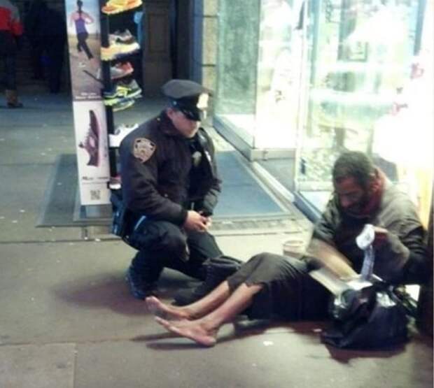 Он отдал ботинки бездомному Добрые дела, добро, милиция, полицейские, стереотип