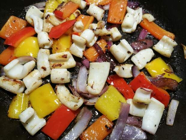 Салат с кальмаром, перцем и прочим. еда, кулинария, длиннопост, рецепт, салат, кальмар, готовка