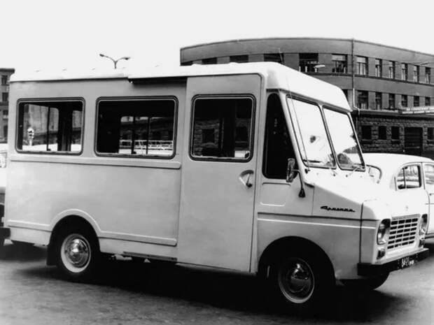 1970 год, ЕрАЗ-763 «Армения». Борьбу за право быть следующем выиграла модель 763, и в 70-м году был построен полноразмерный опытный образец. На конвейер эта машина попала с огромным опозданием – 15 лет спустя, хотя изначально была совершеннее даже РАФов.