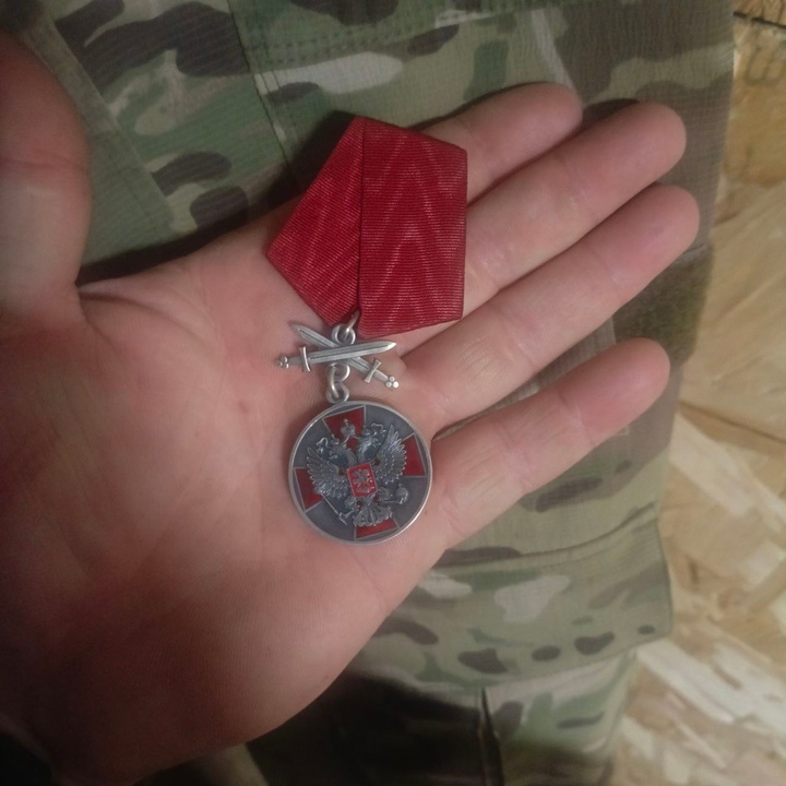 Двух бойцов из Оленинского округа Тверской области наградили медалями за участие в СВО