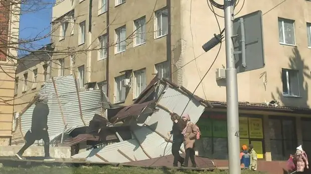 От сильного ветра пострадали крыши домов на улице Кулакова и Мира в Ставрополе