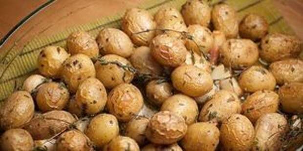 Картофель в духовке с чесноком и травами