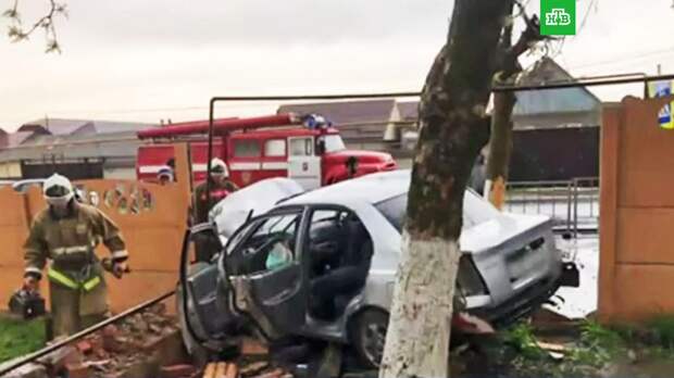 Легковушка с 9 людьми влетела в забор: двое погибли