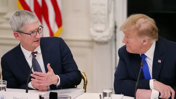 Глава Apple поменял имя в Twitter после оговорки Трампа