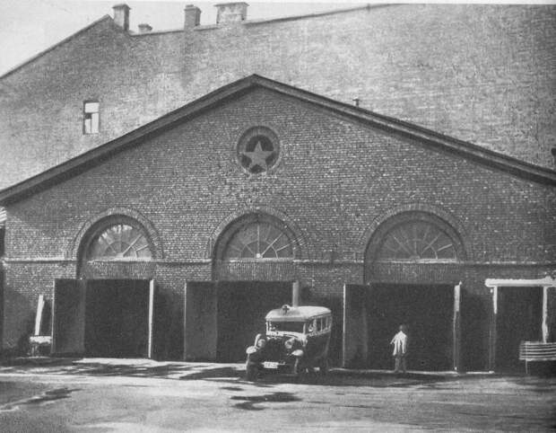 Фото 1930 г. Гараж центральной подстанции Скорой помощи (Склиф) скорая, скорая помощь. ретро фото