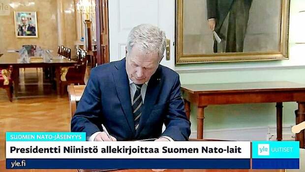 Президент Финляндии Саули Ниинистё подписывает закон о вступлении в НАТО (кадр телетрансляции)