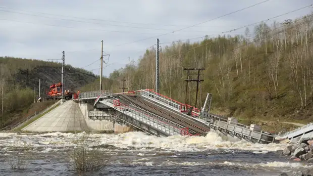 В Мурманской области ввели режим ЧС после обрушения моста