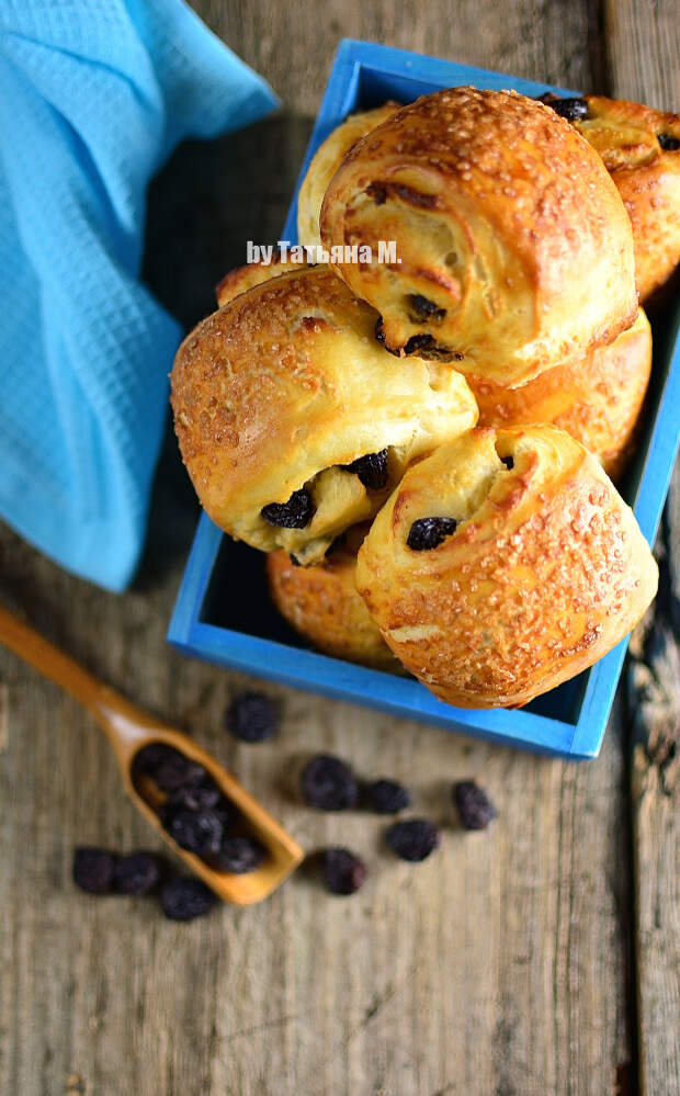 Сдобные булочки с изюмом