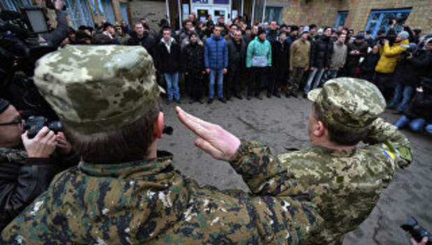 Призывники в украинскую армию на одном из призывных пунктов в Киеве