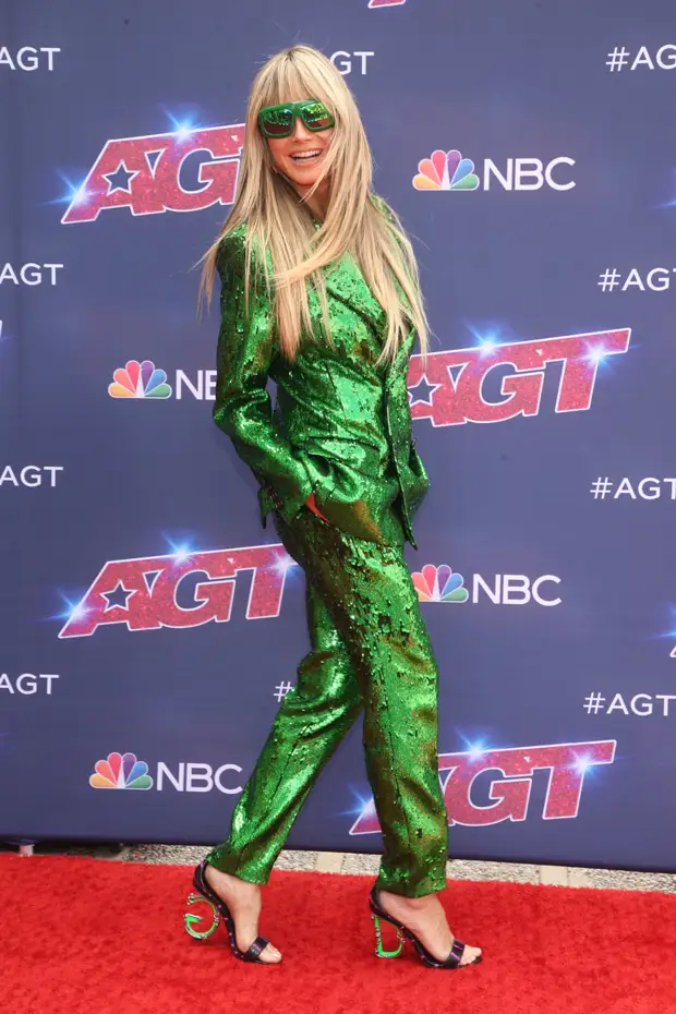 Хайди Клум вышла в свет в блестящем зеленом костюме