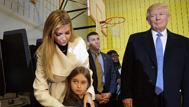 Дональд Трамп, Иванка Трамп и ее дочь Арабелла во время голосования в Нью-Йорке. 8 ноября 2016