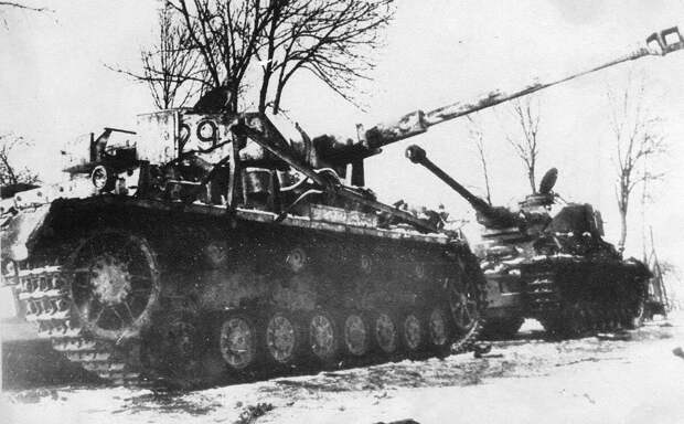 Немецкие средние танки Pz.kpfw. IV Ausf. G поздних серий, брошенные в районе Житомира. 1-й Украинский фронт. декабрь 1943 г.