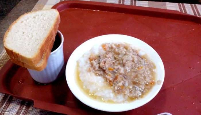 Вояк ВСУ в Донбассе кормят курятиной с сальмонеллой