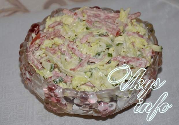 рецепт Салат с копченой колбасой, пекинской капустой и огурцом