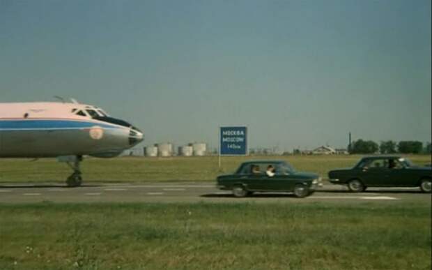 Как Эльдар Рязанов снимал посадку самолёта на шоссе в "Невероятных приключениях итальянцев в России" факты, фильми;снимки