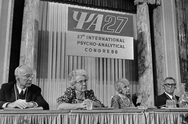 Анна Фрейд на психоаналитическом конгрессе (третья слева) | Фото: aif.ru