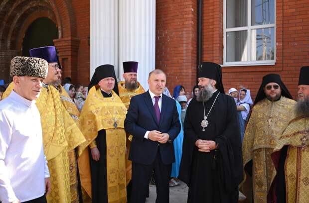 Глава Адыгеи принял участие в торжественном подъеме колокола на строящийся Успенский храм в Майкопе