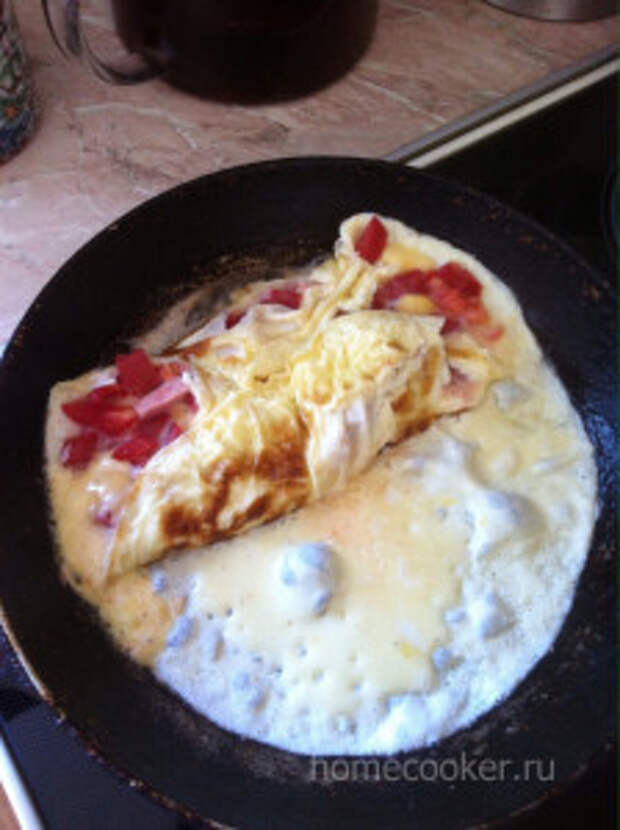 Омлет по каталонски Zavorachivaem omlet na polovinu 224x300 Омлет по каталонски