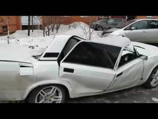 В Бийске упавший с крыши лед раздавил автомобиль ВАЗ Бийск, весна