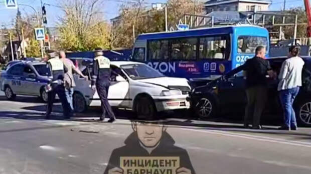 "На ногах еле стоит". В Барнауле водитель вылетел на встречку и устроил жесткое ДТП