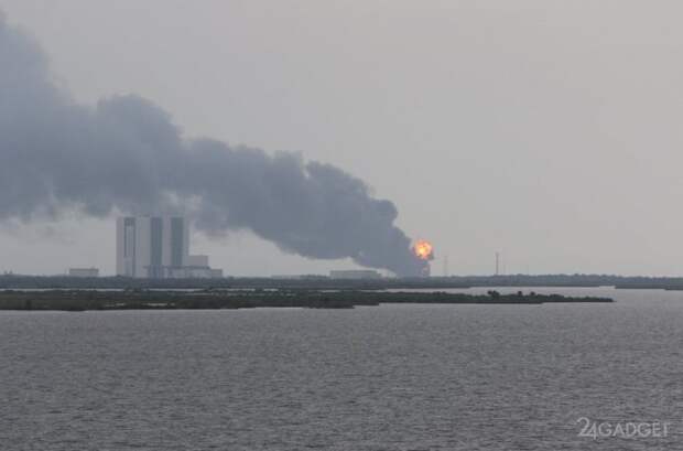 Falcon 9 взорвался, не успев взлететь (4 фото + 2 видео)