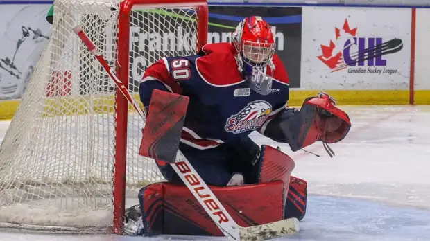 Российского голкипера отстранили на пять матчей за бросок шайбы в зрителей