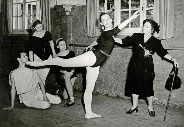 На фото: прима-балерина Матильда Кшесинская с ученицами на уроках танцев в Лондоне, Великобритания