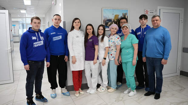 Активисты «Молодой Гвардии» РТ поздравили сотрудниц военного госпиталя с 8 Марта