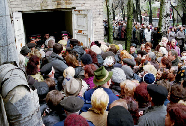 В кинотеатре «Звездочка» проводит сеансы исцеления экстрасенс Алан Чумак. Донецк (Украина), 2001 год