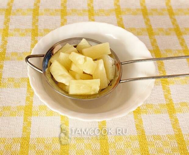 Слить жидкость с ананаса