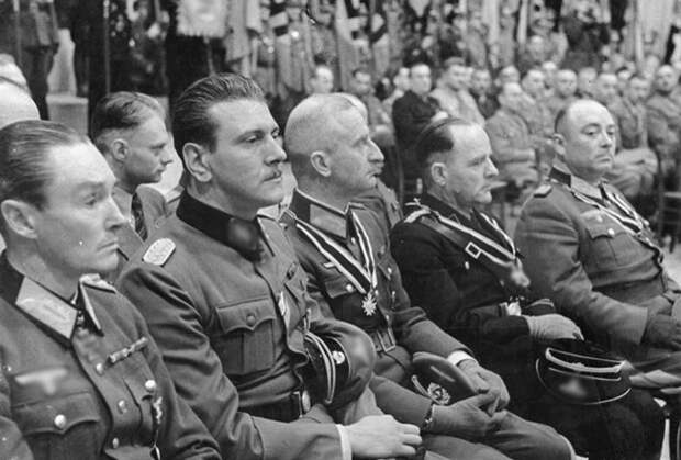 Фриц Рейнгардт (третий справа), 1943 год
