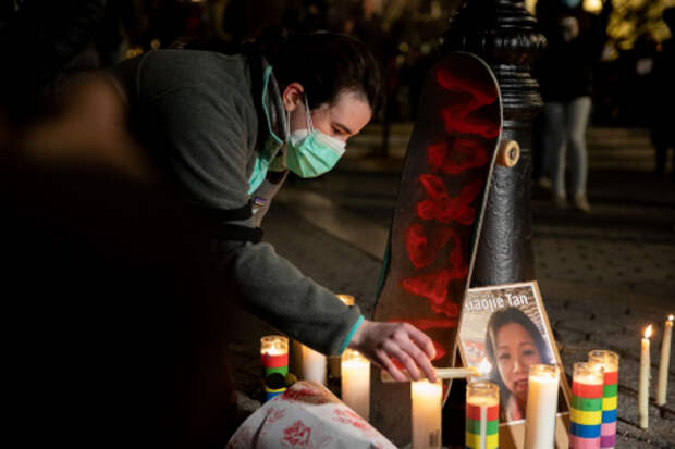Человек зажигает свечи во время бдения по жертвам антиазиатских преступлений на почве ненависти на Юнион-сквер в Нью-Йорке 19 марта 2021 года. 