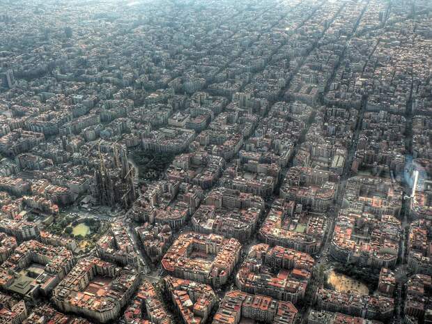 Вид на Барселону с высоты птичьего полета. Слева - Саграда-Фамилия, храм Святого Семейства достопримечательности, другой взгляд, интересно и познавательно, мир, планета, с другого ракурса, фото