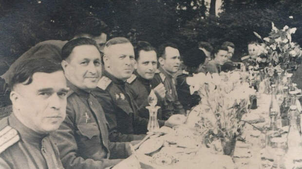 Редкие фото советских полководцев на отдыхе показали на сайте Минобороны РФ