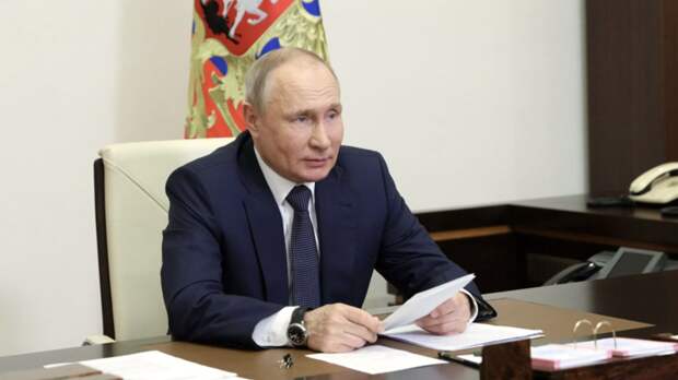 Путин подписал закон о возможности взыскания незаконных средств чиновников с их счетов