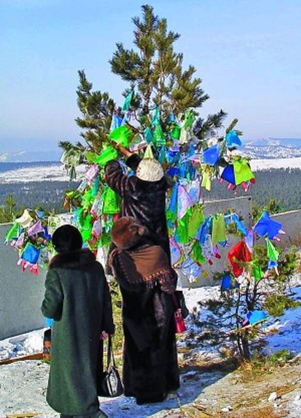 Обряд вывешивания ритуальных флажков хий морин на Лысой горе. Окраина Улан-Удэ