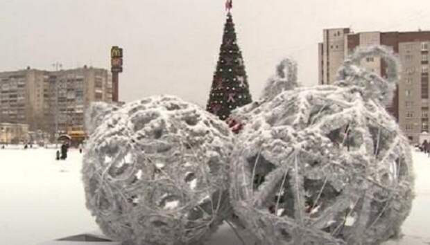 В Череповце неизвестные пытались увезти с площадей новогодние фигуры