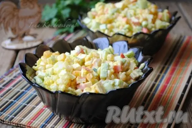 Крабовый салат с рисом, огурцом и кукурузой