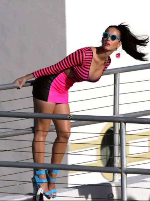 Lookout Boys…Here Come the Babes in Tight Dresses Lookout Boys…Here Come the Babes in Tight Dresses